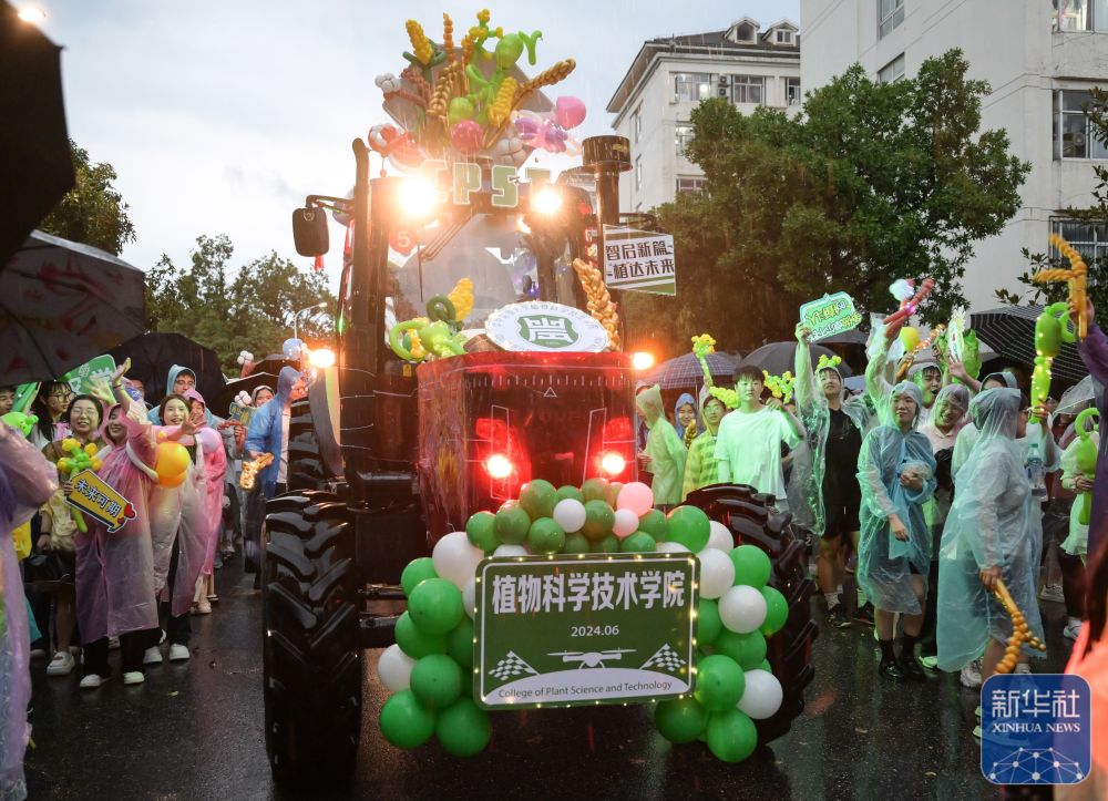 6月21日,农机花车队伍在华中农业大学校园里冒雨巡游。2