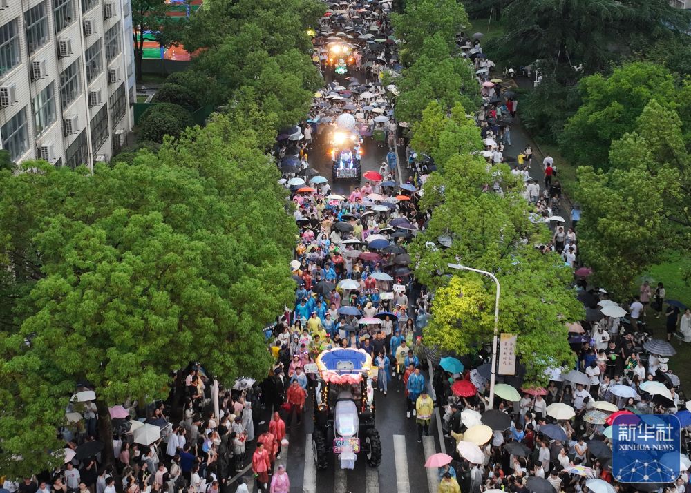 6月21日,农机花车队伍在华中农业大学校园里巡游(无人机照片)。