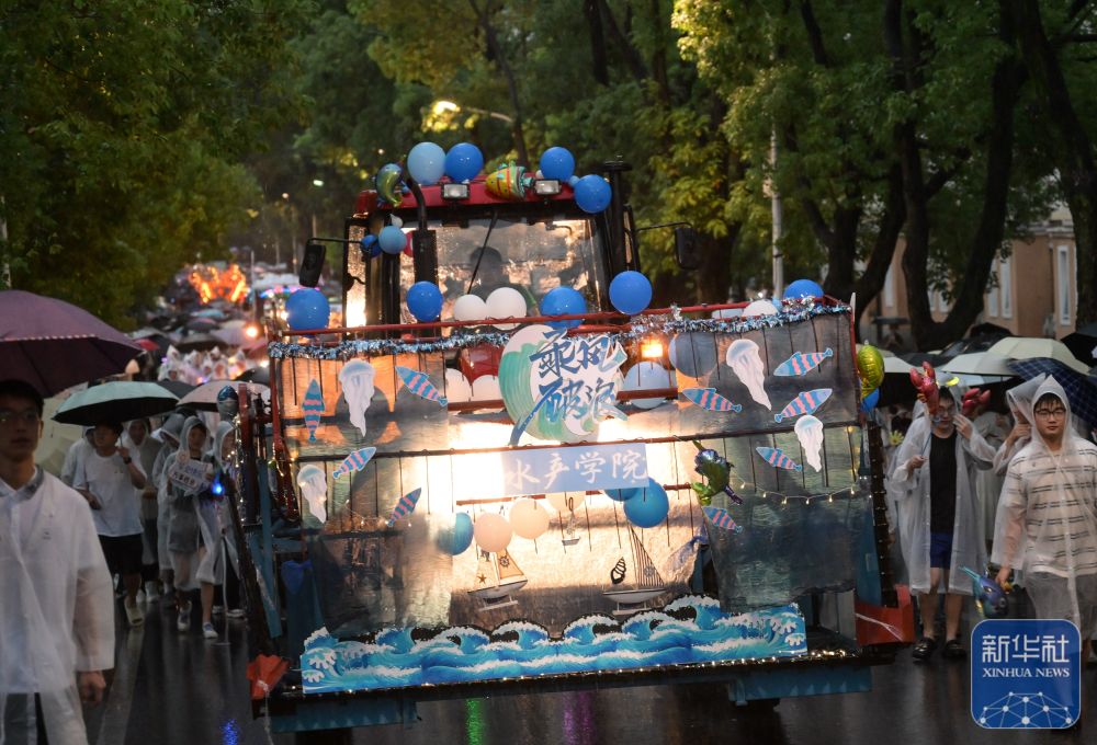 6月21日,农机花车队伍在华中农业大学校园里冒雨巡游。3